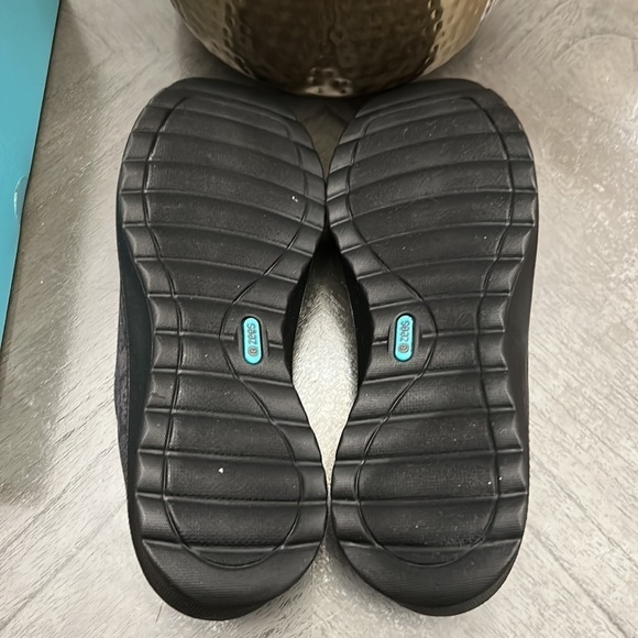 BZees Getaway Slip-On Sneaker (Women) - Picture 4 of 11